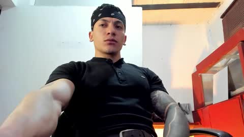 Snapshot of aquiles_51 chatting on 10-10-25, 09:03 Jonathan online show from 10-10-25, 09:03