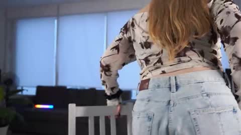 Snapshot of aracelieovaldi chatting on 12-03-25, 05:15 Valentina online show from 12-03-25, 05:15