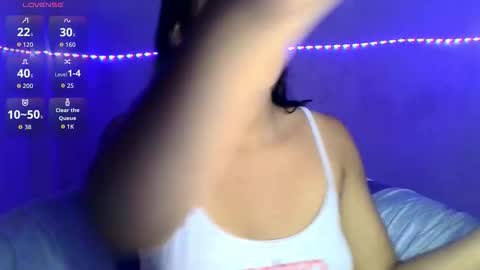 Snapshot of ari_20_ chatting on 03-27-26, 05:01 Bella online show from 03-27-26, 05:01