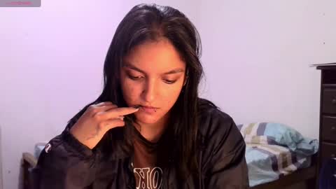 Snapshot of ari_20_ chatting on 06-15-26, 04:31 Bella online show from 06-15-26, 04:31