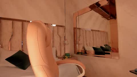 Snapshot of ari_monet chatting on 09-13-25, 11:43 ARI online show from 09-13-25, 11:43