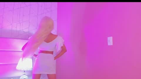 Snapshot of ari_sunshine chatting on 12-19-24, 02:01 Ari  online show from 12-19-24, 02:01