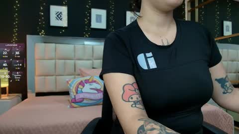 Snapshot of aria_bloomer chatting on 05-25-26, 11:38 Ari online show from 05-25-26, 11:38