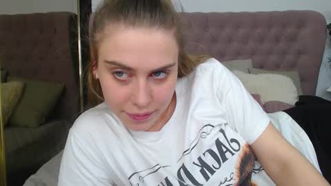 Snapshot of aria_skyy chatting on 03-05-26, 08:32 Aria online show from 03-05-26, 08:32