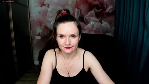 Snapshot of ariagrays chatting on 11-25-25, 02:11 AriaGray online show from 11-25-25, 02:11