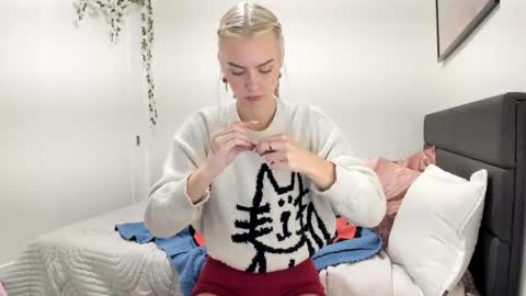 Snapshot of ariah_is_blonde chatting on 05-09-26, 10:15 Ariah online show from 05-09-26, 10:15