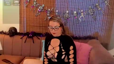 Snapshot of ariana_cross_ chatting on 10-22-25, 03:34 Ariana Cruz online show from 10-22-25, 03:34