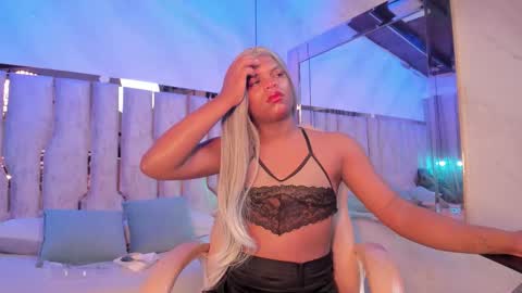 ariana_grande233 online show from 03-15-26, 11:38