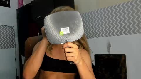 Snapshot of ariana_salazar chatting on 01-02-25, 05:57 ARIANA SALAZAR online show from 01-02-25, 05:57