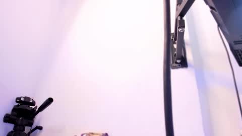 Ari  online show from 12-19-25, 01:18