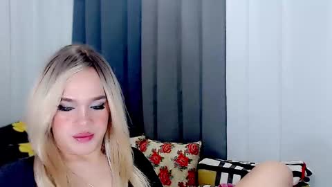 Snapshot of arianne_xoxo777 chatting on 03-05-25, 12:00 ARIANNE CUMS  online show from 03-05-25, 12:00