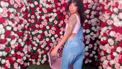 Snapshot of ariella_ruiz chatting on 01-30-25, 12:37 A R I online show from 01-30-25, 12:37