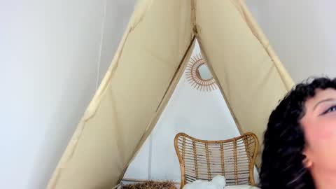 Snapshot of ariella_ruiz chatting on 10-12-25, 12:04 A R I online show from 10-12-25, 12:04