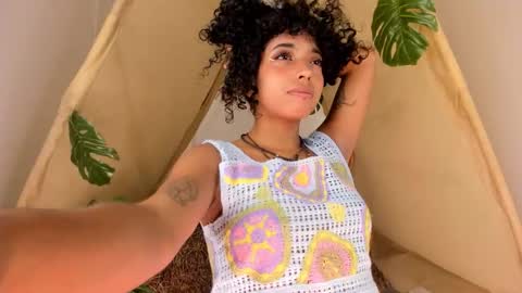 Snapshot of ariella_ruiz chatting on 11-06-25, 12:06 A R I online show from 11-06-25, 12:06