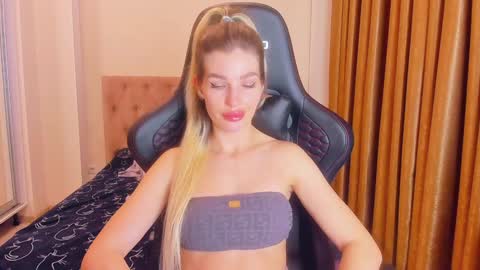 Snapshot of ariellablonde chatting on 01-20-25, 12:57 AriellaBlonde online show from 01-20-25, 12:57