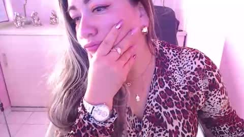 Snapshot of arielle_ninon chatting on 04-10-26, 07:07 Arielle online show from 04-10-26, 07:07