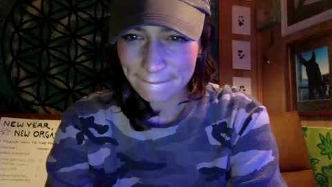 Snapshot of arielwyld chatting on 01-04-25, 02:35 ariel colin when hes here online show from 01-04-25, 02:35