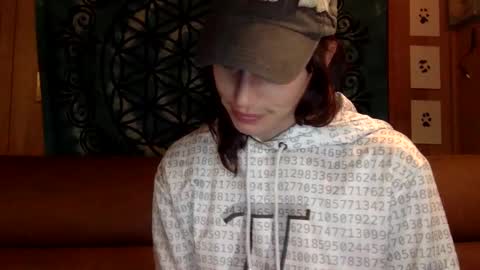 Snapshot of arielwyld chatting on 01-05-25, 02:06 ariel colin when hes here online show from 01-05-25, 02:06