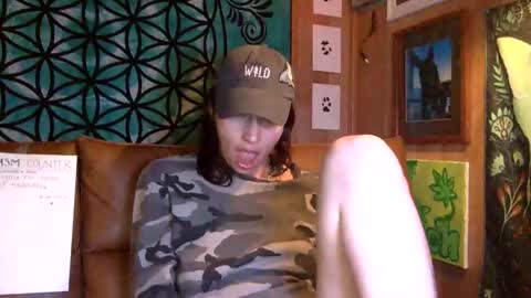 Snapshot of arielwyld chatting on 01-05-25, 05:09 ariel colin when hes here online show from 01-05-25, 05:09