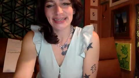 Snapshot of arielwyld chatting on 01-05-25, 11:22 ariel colin when hes here online show from 01-05-25, 11:22