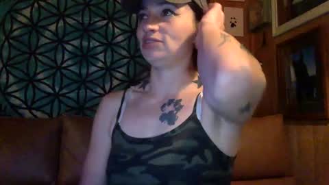 Snapshot of arielwyld chatting on 01-09-25, 03:36 ariel colin when hes here online show from 01-09-25, 03:36