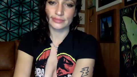 Snapshot of arielwyld chatting on 01-11-25, 04:14 ariel colin when hes here online show from 01-11-25, 04:14