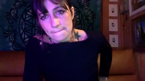 Snapshot of arielwyld chatting on 01-12-25, 11:47 ariel colin when hes here online show from 01-12-25, 11:47