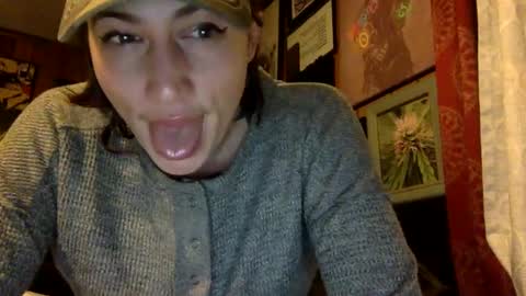 Snapshot of arielwyld chatting on 01-30-25, 01:22 ariel colin when hes here online show from 01-30-25, 01:22