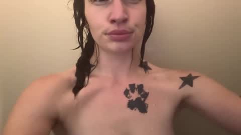 Snapshot of arielwyld chatting on 01-31-25, 04:27 ariel colin when hes here online show from 01-31-25, 04:27