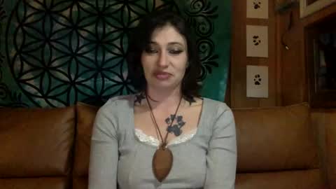 Snapshot of arielwyld chatting on 02-05-25, 11:06 ariel colin when hes here online show from 02-05-25, 11:06