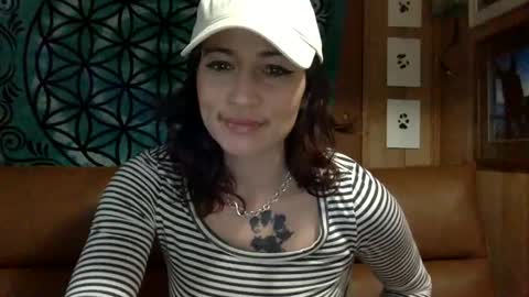 Snapshot of arielwyld chatting on 02-25-25, 02:22 ariel colin when hes here online show from 02-25-25, 02:22