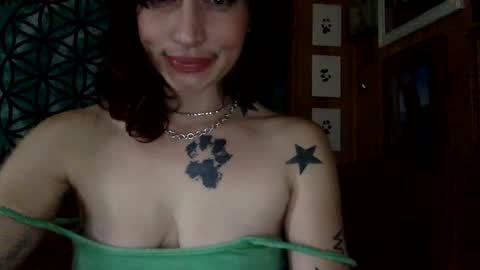 Snapshot of arielwyld chatting on 03-06-25, 03:24 ariel colin when hes here online show from 03-06-25, 03:24