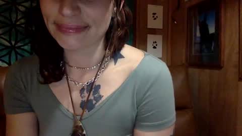 Snapshot of arielwyld chatting on 03-07-25, 02:57 ariel colin when hes here online show from 03-07-25, 02:57