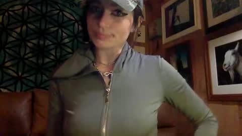 Snapshot of arielwyld chatting on 03-10-25, 01:56 ariel colin when hes here online show from 03-10-25, 01:56