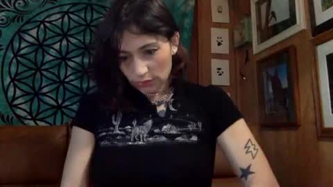 Snapshot of arielwyld chatting on 03-10-25, 01:54 ariel colin when hes here online show from 03-10-25, 01:54