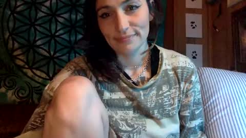 Snapshot of arielwyld chatting on 03-11-25, 12:33 ariel colin when hes here online show from 03-11-25, 12:33