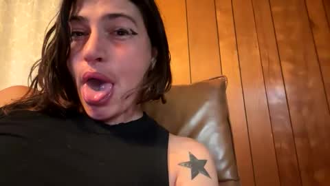 Snapshot of arielwyld chatting on 10-20-25, 08:42 ariel colin when hes here online show from 10-20-25, 08:42