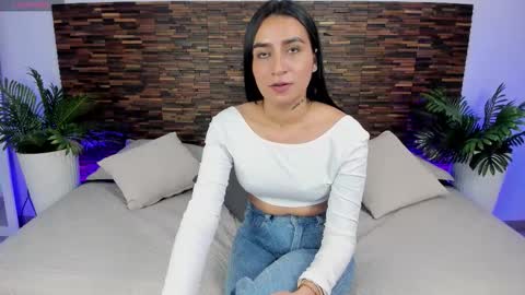 Snapshot of ariiaa_1 chatting on 11-14-25, 10:18 ARIANNA online show from 11-14-25, 10:18