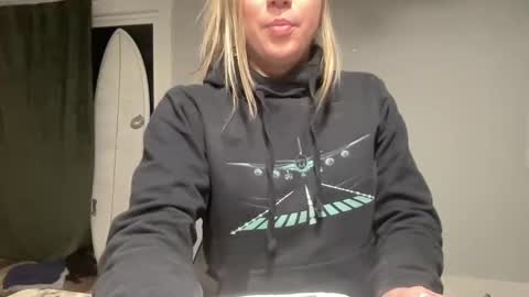 Snapshot of ariicutekitty chatting on 01-06-25, 10:13 airskiii online show from 01-06-25, 10:13