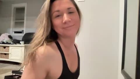 Snapshot of ariicutekitty chatting on 01-13-25, 01:56 airskiii online show from 01-13-25, 01:56