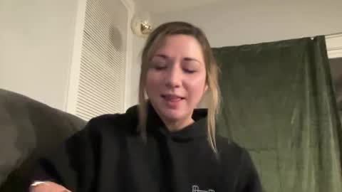 Snapshot of ariicutekitty chatting on 01-14-25, 04:25 airskiii online show from 01-14-25, 04:25