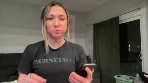 Snapshot of ariicutekitty chatting on 01-22-25, 07:57 airskiii online show from 01-22-25, 07:57