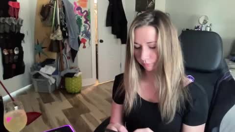 Snapshot of ariicutekitty chatting on 01-29-25, 06:50 airskiii online show from 01-29-25, 06:50