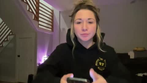 Snapshot of ariicutekitty chatting on 02-03-25, 01:52 airskiii online show from 02-03-25, 01:52