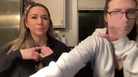 Snapshot of ariicutekitty chatting on 02-06-25, 01:05 airskiii online show from 02-06-25, 01:05