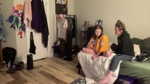 Snapshot of ariicutekitty chatting on 02-16-25, 07:37 airskiii online show from 02-16-25, 07:37