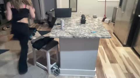 Snapshot of ariicutekitty chatting on 02-22-25, 05:12 airskiii online show from 02-22-25, 05:12