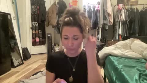 Snapshot of ariicutekitty chatting on 03-06-25, 08:08 airskiii online show from 03-06-25, 08:08