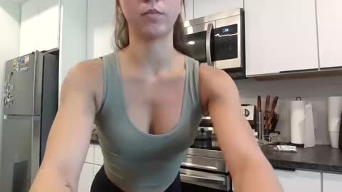 Snapshot of ariicutekitty chatting on 09-21-25, 01:35 airskiii online show from 09-21-25, 01:35