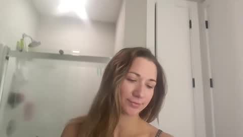 Snapshot of ariicutekitty chatting on 09-26-25, 04:11 airskiii online show from 09-26-25, 04:11